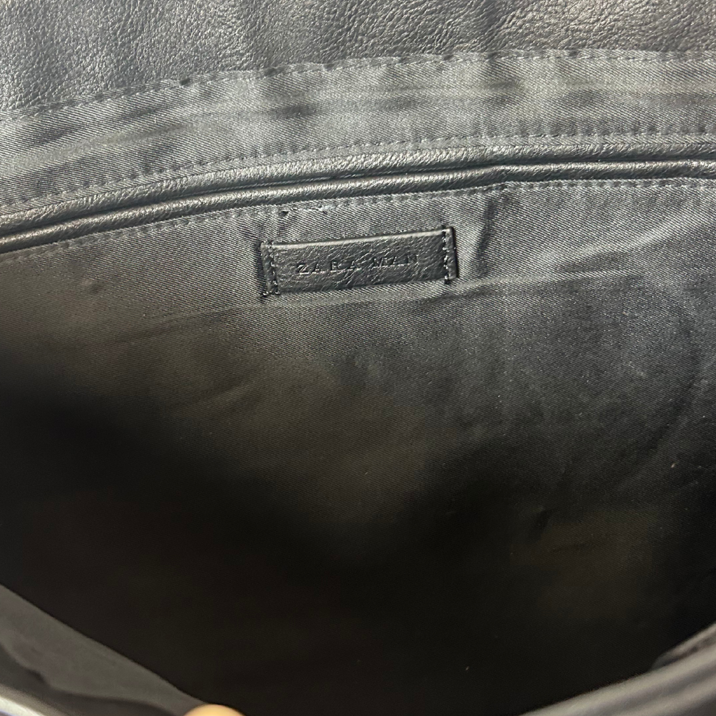 Black Men’s Messenger Bag – Sleek & Modern Everyday Carry